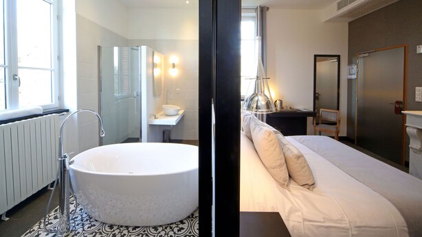 Luxury Double Room | Bar mini, peti besi dalam bilik, meja, ruang kerja komputer riba 
