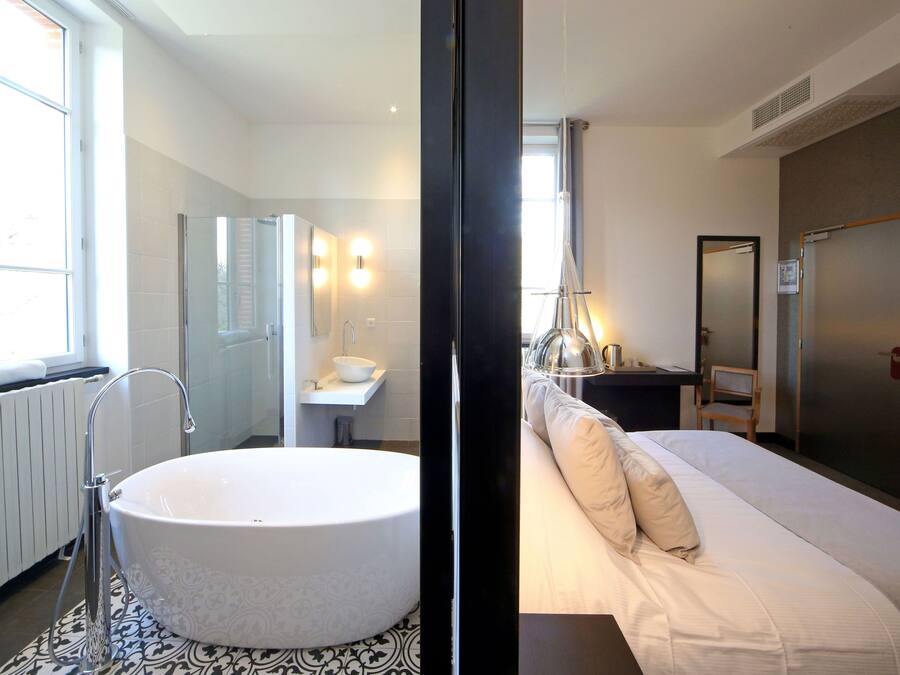 Luxury Double Room | Minibar, in-room safe, desk, laptop workspace