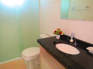 Apartamento, varias camas | Baño | Ducha y toallas
