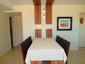 Apartment, Mehrere Betten | Essbereich im Zimmer