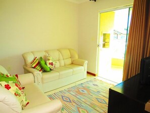 Apartment, Mehrere Betten | Wohnbereich | Fernseher