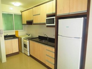 Apartamento, várias camas | Cozinha privada | Geladeira, micro-ondas, fogão