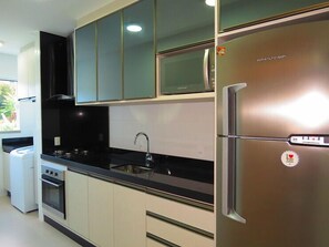 Appartement (Cod 032) | Privékeuken | Een koelkast, een microgolfoven, een oven