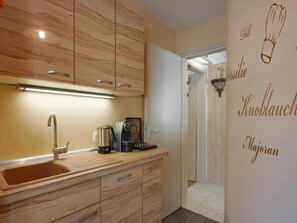 Refrigerador con freezer, microondas, placa de cocina, lavavajillas