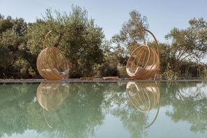 Apartament de luxe (Three) | Piscina de vora infinita | Piscina a l'aire lliure, para-sols i gandules 