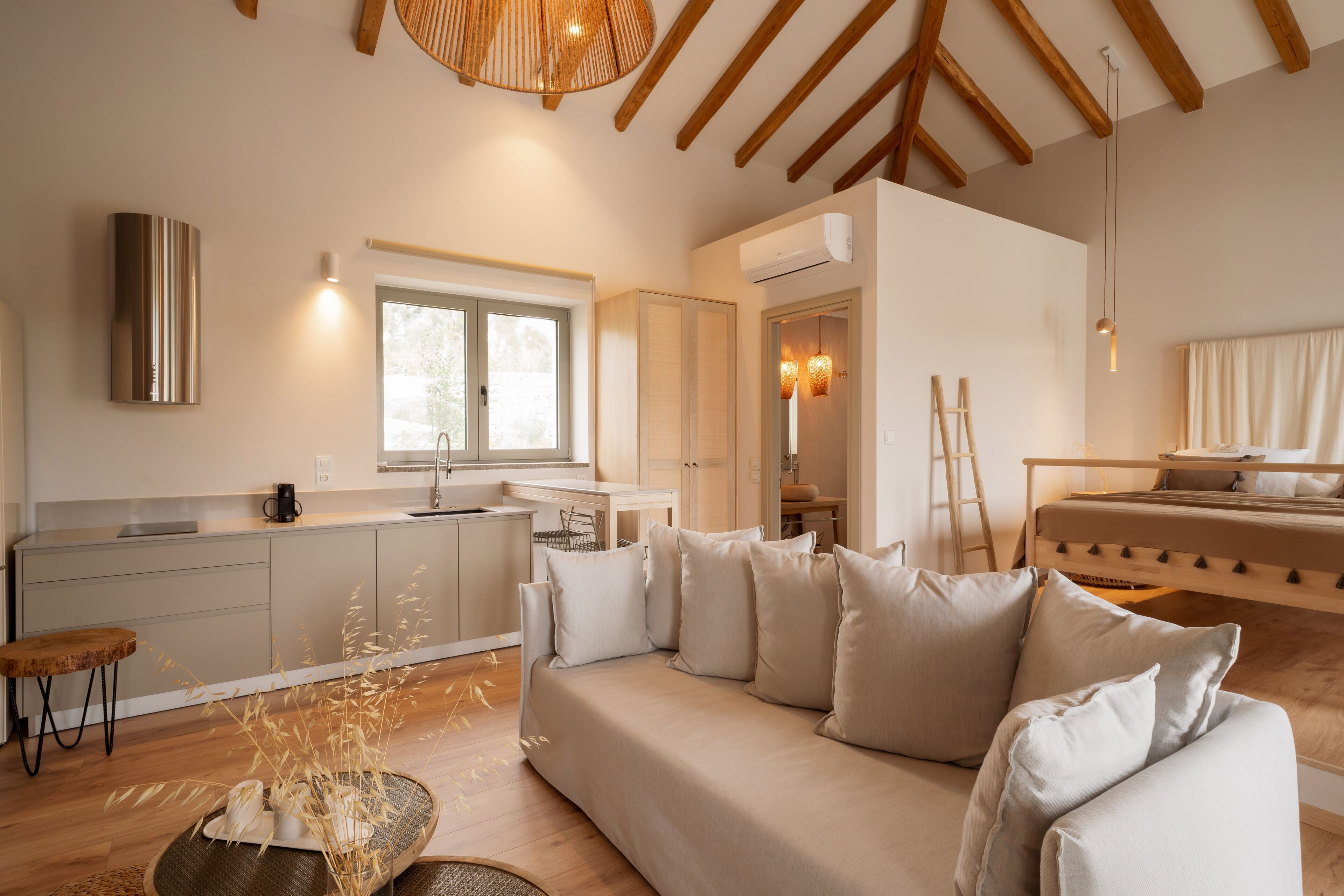 大型冷蔵庫、電子レンジ、コンロ、エスプレッソマシン