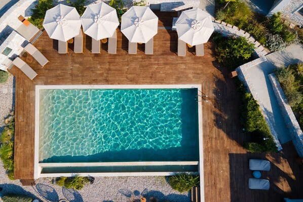 Kolam renang outdoor, dengan payung kolam renang dan kursi berjemur