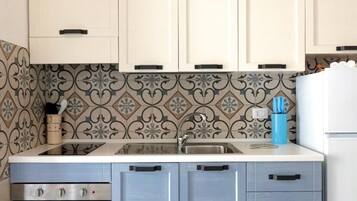 Kühlschrank, Ofen, Herdplatte, Wasserkocher mit Kaffee-/Teezubehör