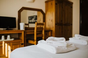 Desk, free WiFi, bed sheets - The Stratton House Hotel (Biggleswade)
