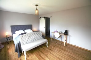 Escritorio, wifi gratis y ropa de cama