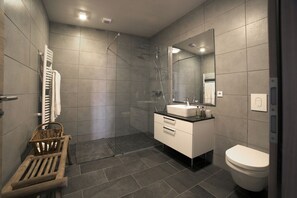 Douche, articles de toilette gratuits, serviettes fournies, savon