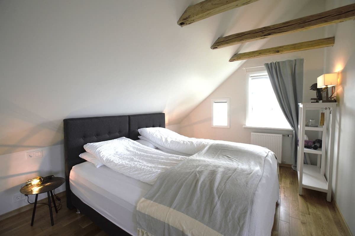 Deluxe Suite, Private Bathroom, Sea View (Balcony) | Desk, WiFi (free), bed sheets