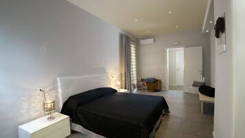 Deluxe Double Room | Desk, blackout drapes, soundproofing, free WiFi