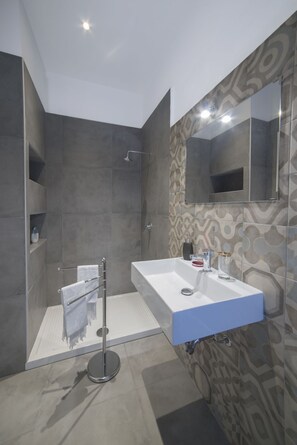 Deluxe Double Room | Bathroom | Shower, free toiletries, hair dryer, bathrobes - Palazzo al Carmine Dimora Storica (Castelvetrano)