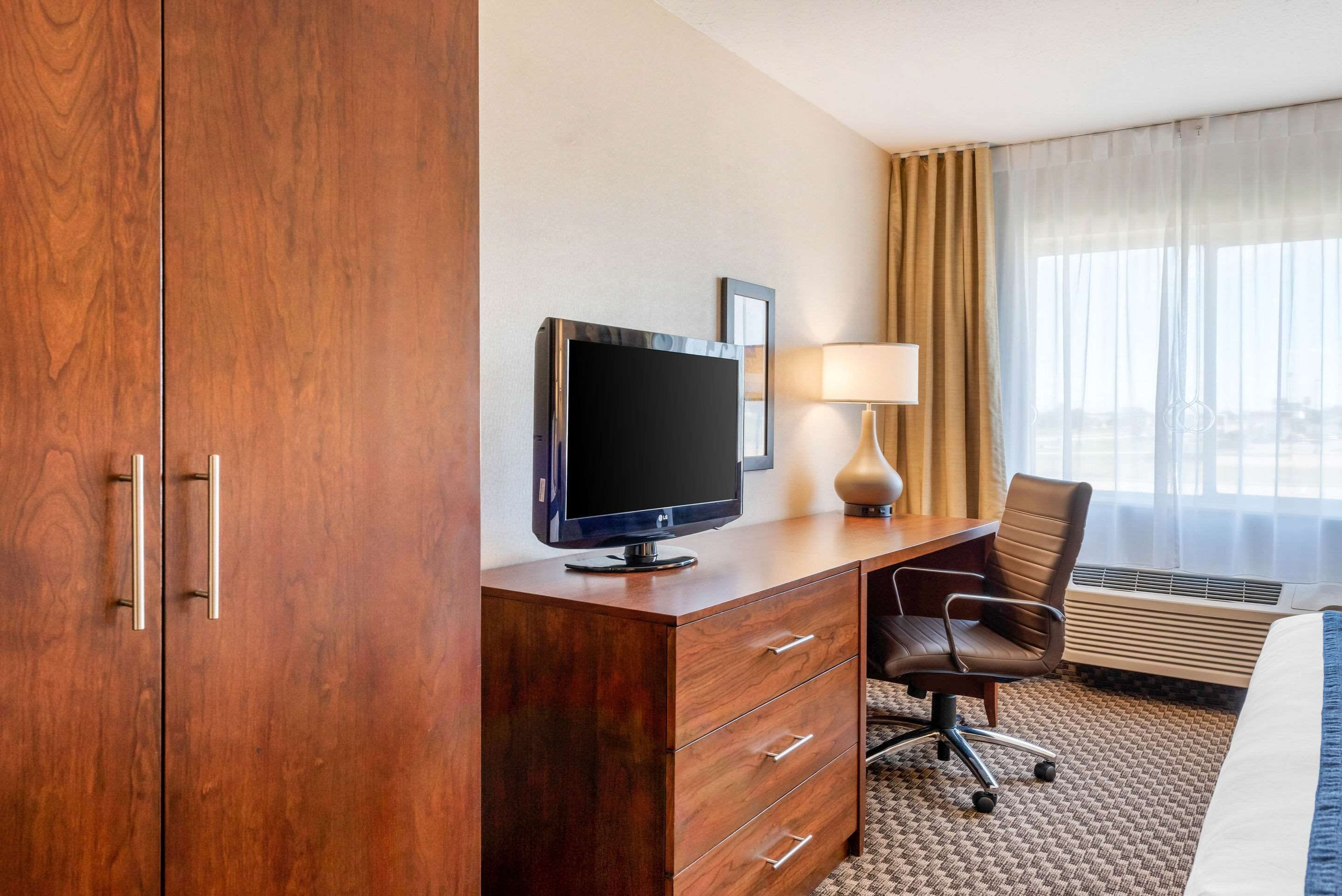 1 bedroom, desk, laptop workspace, blackout curtains