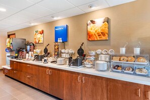 Free daily buffet breakfast - Comfort Inn & Suites near Route 66 (Lincoln)