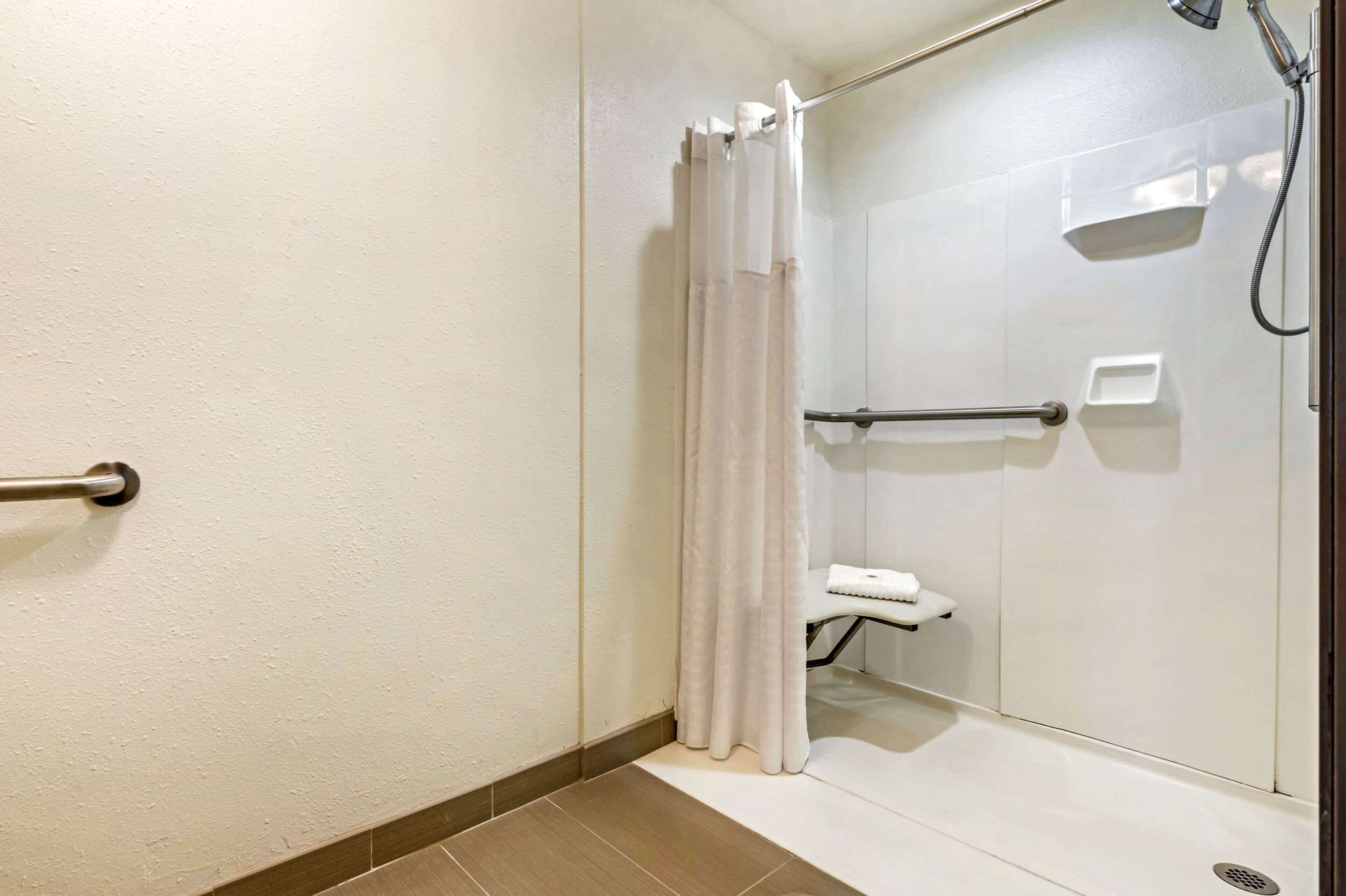 room, 1 king bed, accessible, non smoking (accessible tub) | bathroom | free toiletries, hair dryer, towels