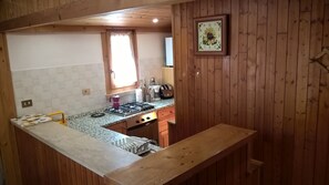 Kühlschrank, Ofen, Kochgeschirr/Geschirr/Besteck, Küchenrolle