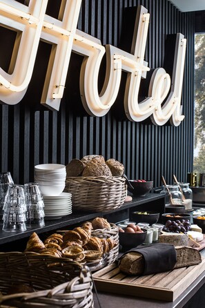 Desayuno buffet todos los días (EUR 28 por persona)