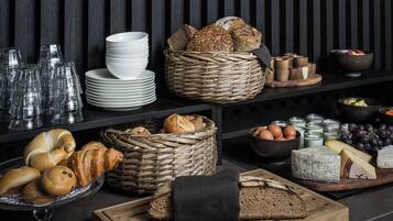 Se ofrece un desayuno bufé todos los días (28 EUR por persona)