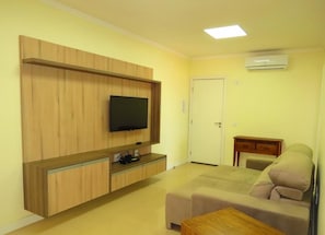 Apartment (Cod 123) | Living area | TV - Apartamentos Residenciais em Bombinhas (Cod 036, Cod 123 e Cod 126) (Bombinhas)