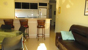 Apartamento (Cod 036) | Zona de estar | Una televisión