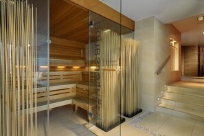 Een sauna, een bubbelbad, een stoombad, hotstone-massages, sportmassages