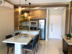 Apartment, Mehrere Betten | Essbereich im Zimmer
