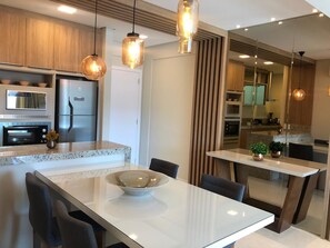 Apartment, Mehrere Betten | Wohnbereich | Fernseher