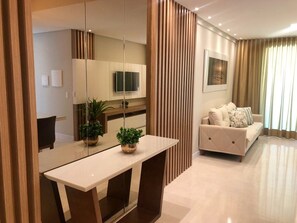 Apartamento, várias camas | Opções para refeição no quarto