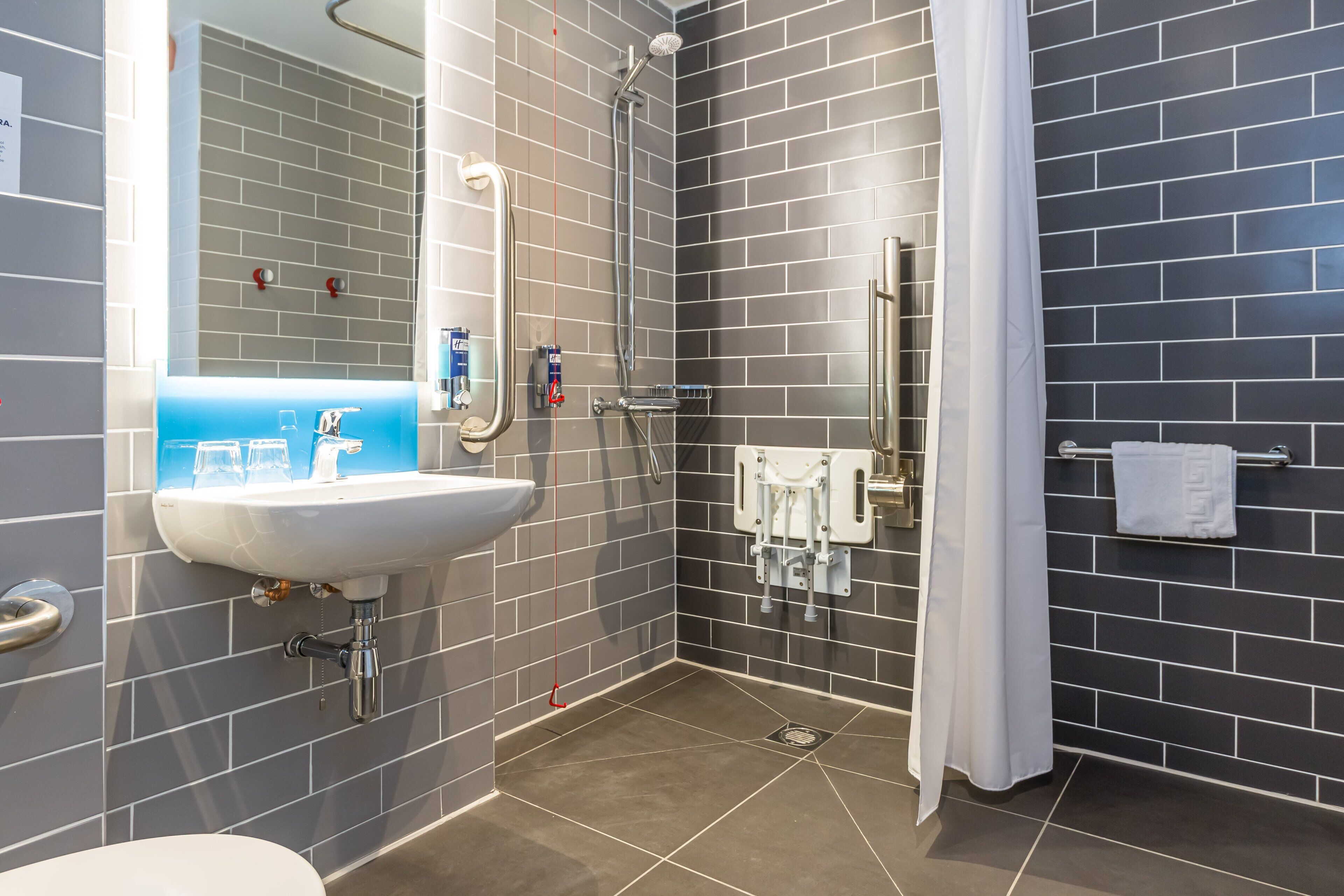 (accessible) standard room, 1 double bed | hypo-allergenic bedding, in-room safe, desk, laptop workspace