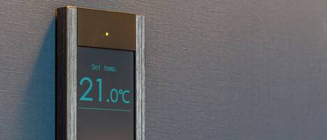 Termostato digital mostrando uma temperatura de 21.0°C.