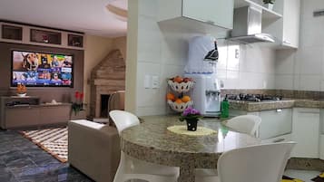 Apartamento, várias camas | Cozinha privada | Geladeira, micro-ondas, fogão