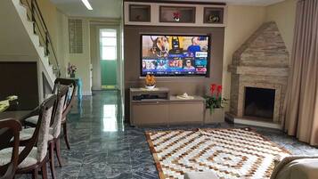 Apartamento, várias camas | Área de estar | TV