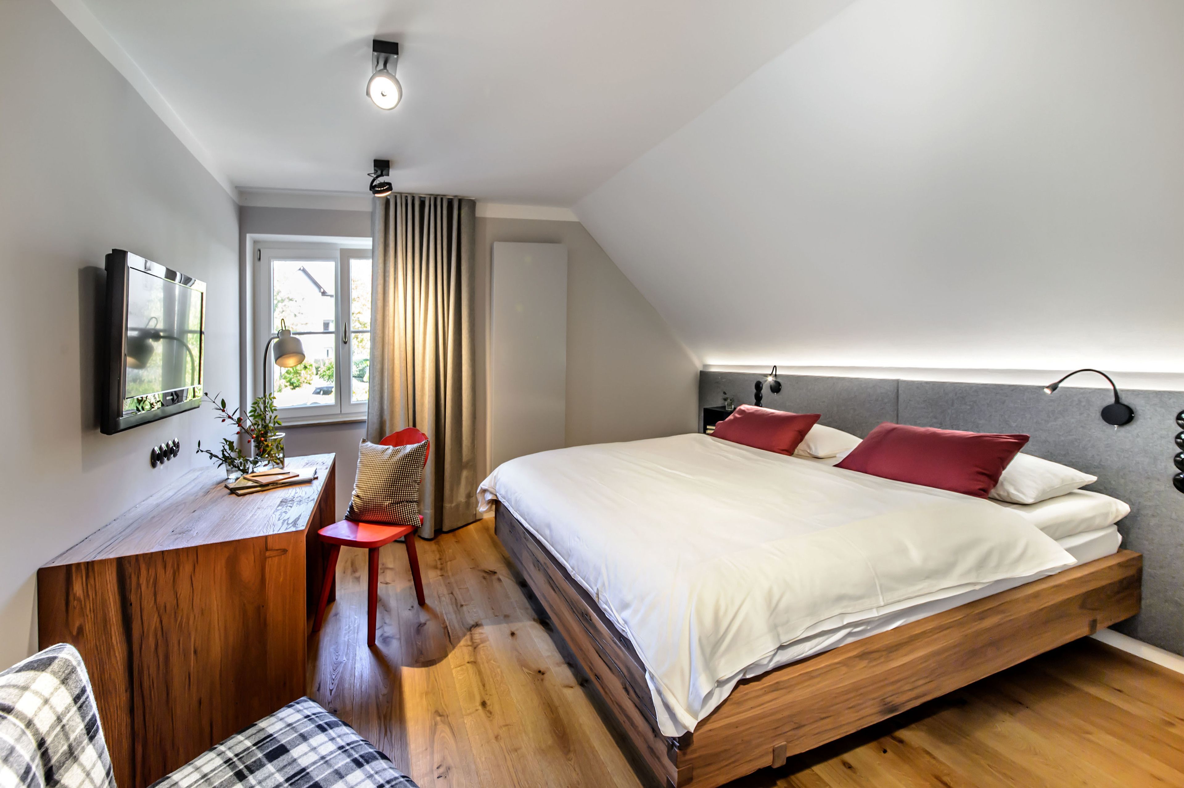 Tweepersoonskamer | Individueel gedecoreerd, individueel gemeubileerd, een bureau