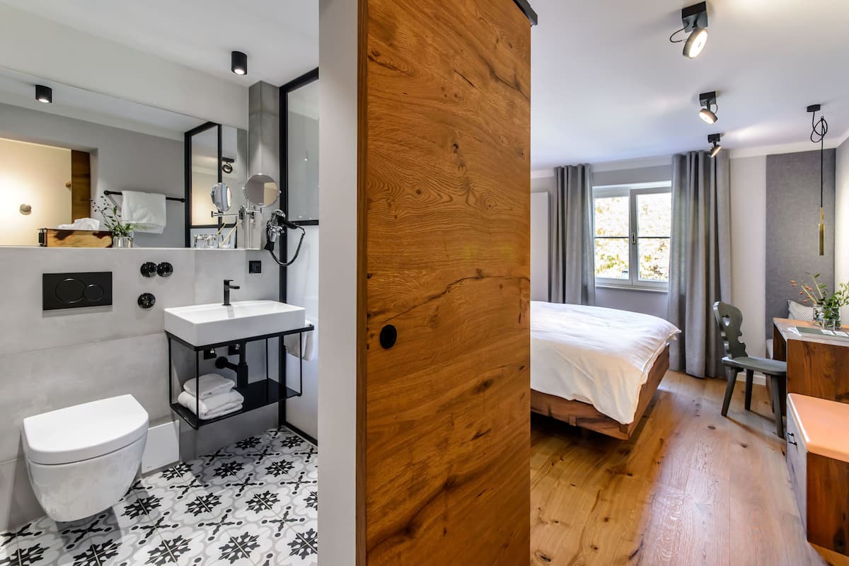 double room | bathroom | shower, towels