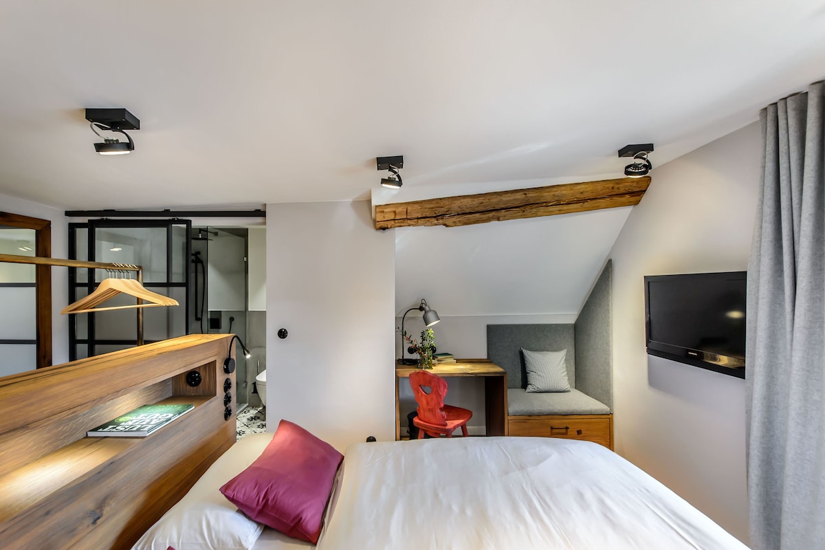 Escritorio, wifi gratis, decoración personalizada y muebles diferentes 