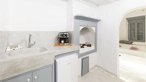 Rumah | Dapur kecil pribadi | Lemari es, kompor, ketel listrik, dan Perlengkapan kebersihan