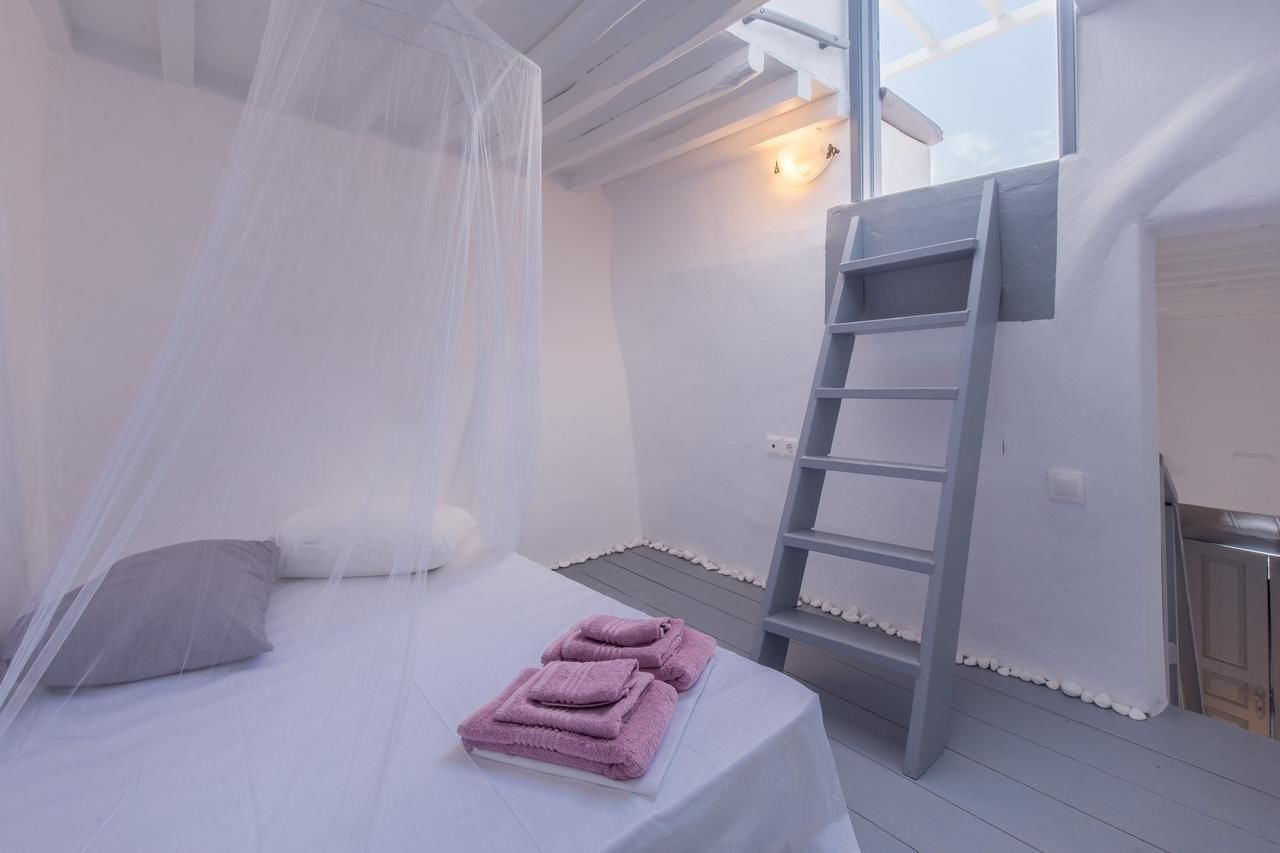 House | Premium bedding, desk, soundproofing, rollaway beds