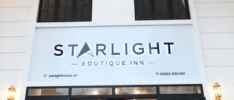 Vista frontal de la propiedad