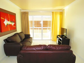 Apartamento, várias camas | Área de estar | TV