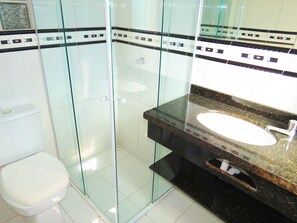 Appartement, plusieurs lits | Salle de bain