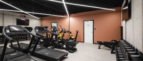 Ein Fitnessstudio mit Laufbändern, Ergometer und Krafttrainingsgeräten.
