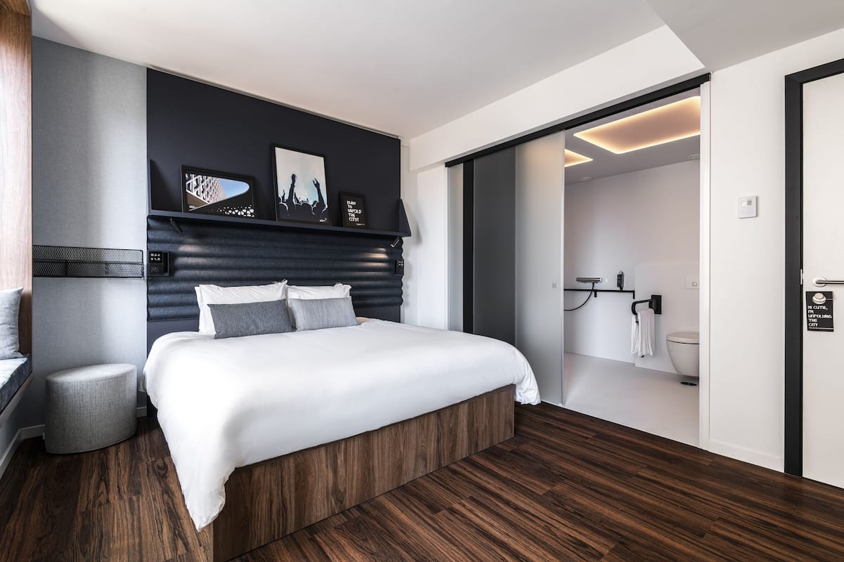 Accessible Stay - Double | 高档床上用品、羽绒被、加厚床垫、客房内保险箱