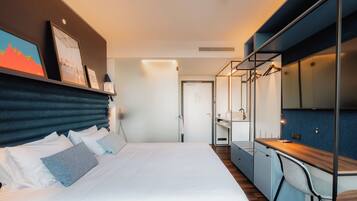 Comfort tweepersoonskamer | Luxe beddengoed, donsdekens, pillowtop-bedden, een kluis op de kamer