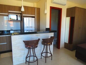 Loft (Cod 170A) | Cocina básica privada | Frigorífico grande, microondas, placa de cocina y utensilios de cocina