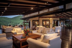 4 間餐  廳，供應早餐、午餐和早午餐，義大利料理