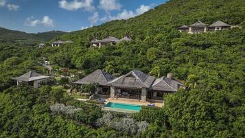Villa, 4 Bedrooms | Garden view