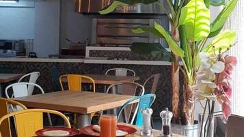 Desayuno inglés diario (COP 30000 por persona)