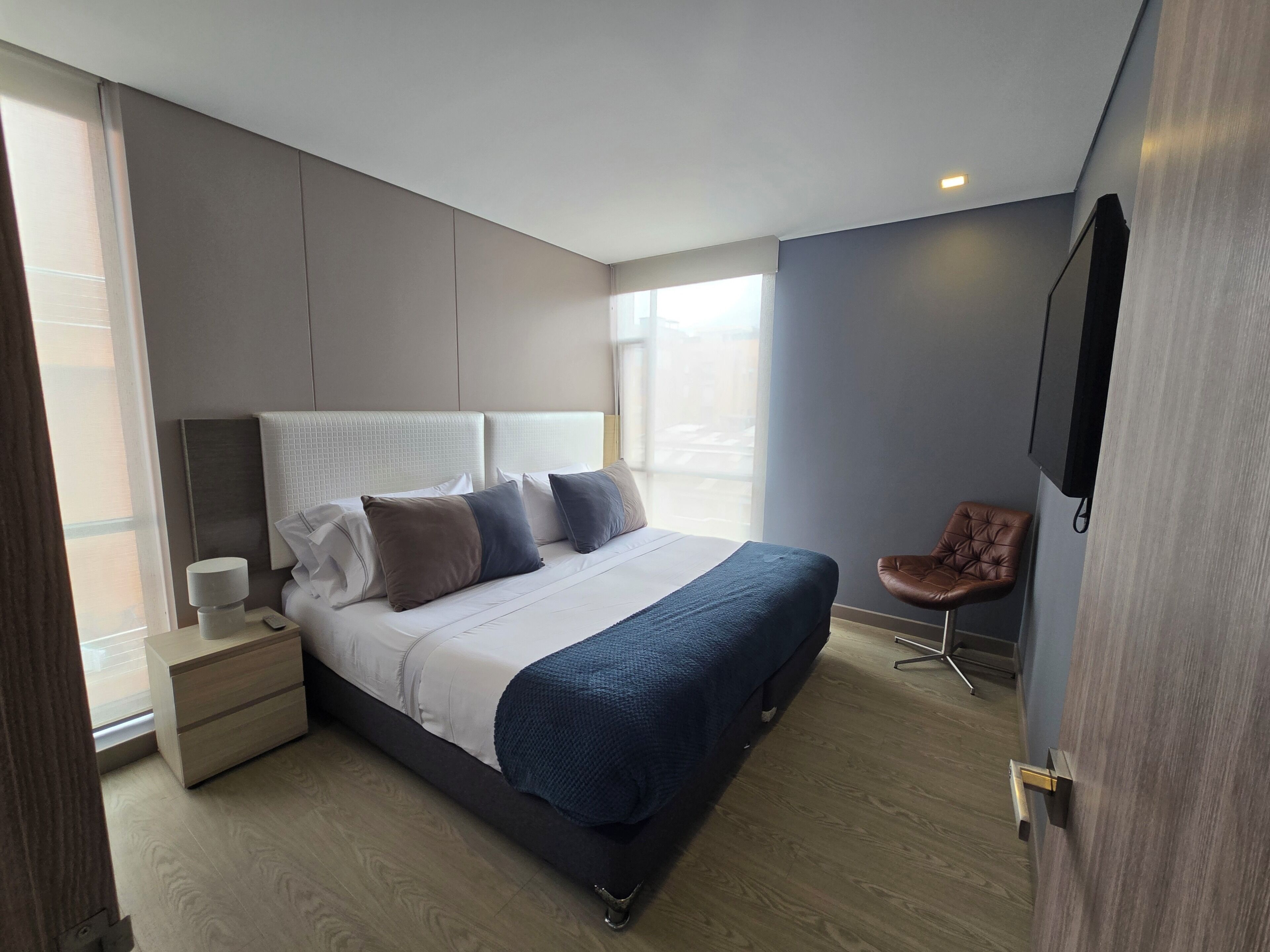 Apartamento superior | Roupas de cama premium, edredons de pluma, cofres nos quartos